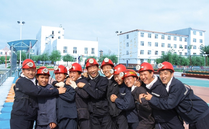 新一代大學生礦工臉上綻放出幸...